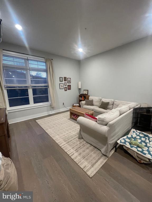 Building Photo - 581 Jamestown Ave.