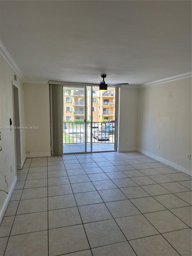Building Photo - 9320 Fontainebleau Blvd