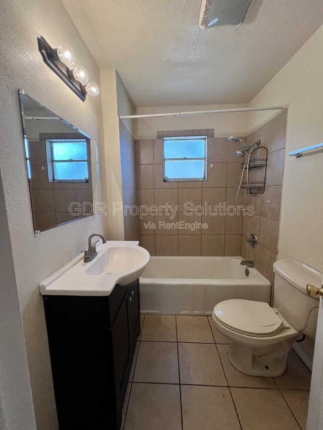 Building Photo - 118 Princeton Dr SE