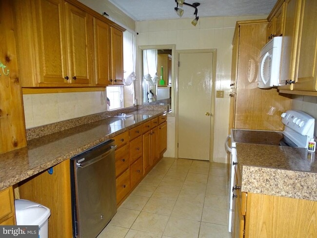Building Photo - 1410 Gillan Dr