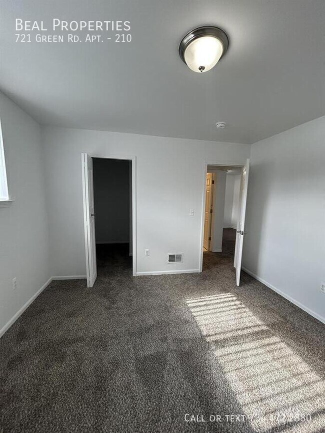 Building Photo - 721 Green Rd