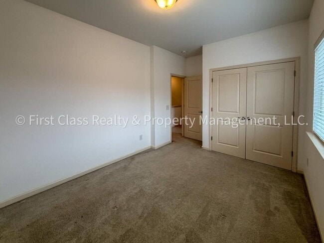 Building Photo - 565 Park View Drive