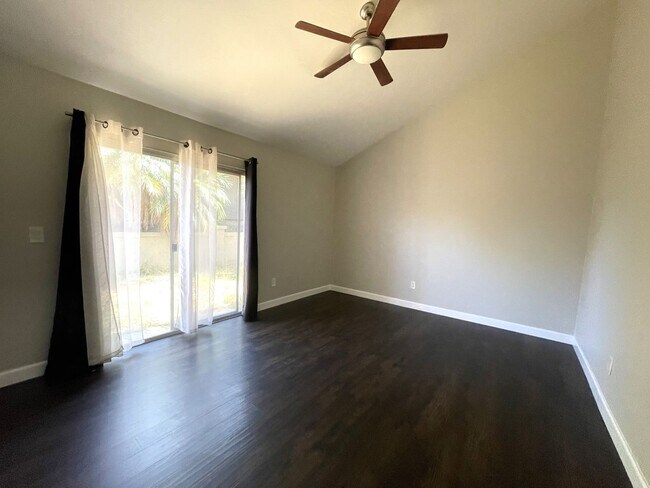 Building Photo - 1525 W Country Club Ln