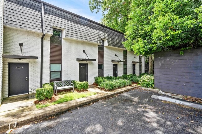 Building Photo - SPRING HILL OAKS CONDOMINIUMS