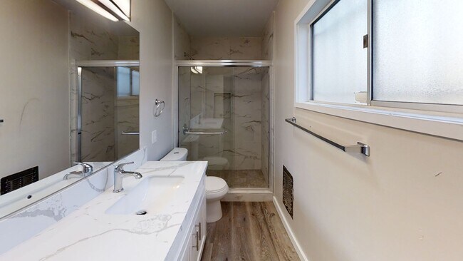 Building Photo - 4BD/2BA with Parking!