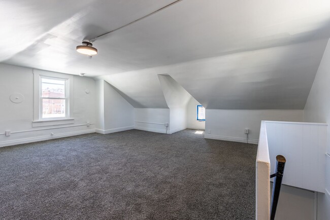 Building Photo - 747 E Warrington Ave