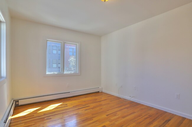 Building Photo - 632 Adams St