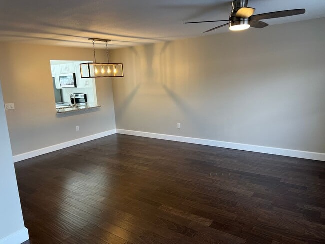 Building Photo - 2 Bedroom 2 Bath - Beautiful Corner Townhome W. Hardwood Floors