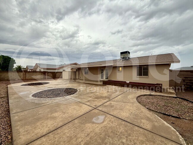 Building Photo - 4559 E Dragoon Ave