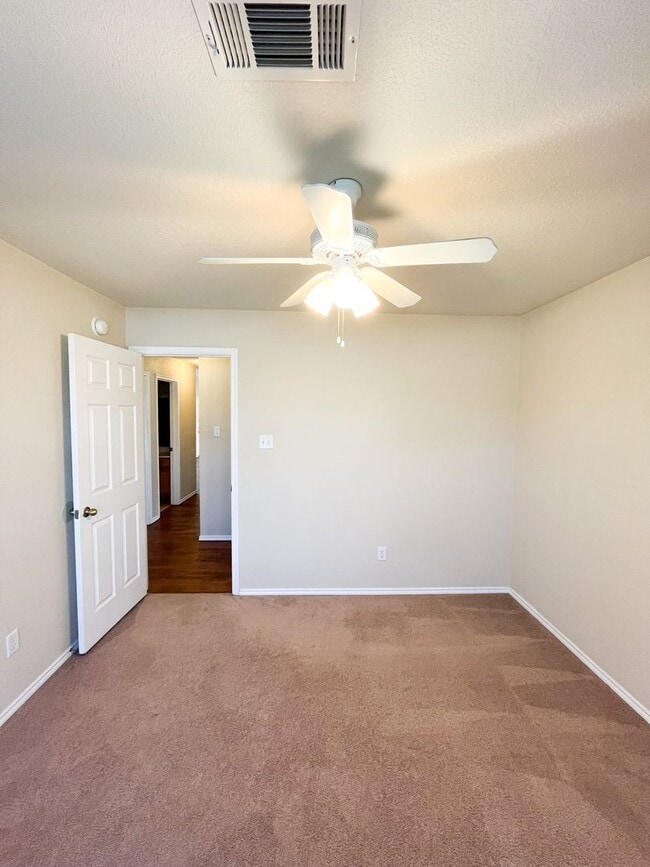 Building Photo - Available NOW!!!! Open floor plan features...
