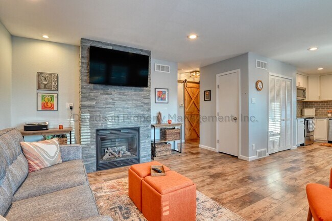Building Photo - Cozy Updated 2 Bedroom Townhouse in Central Colorado Springs