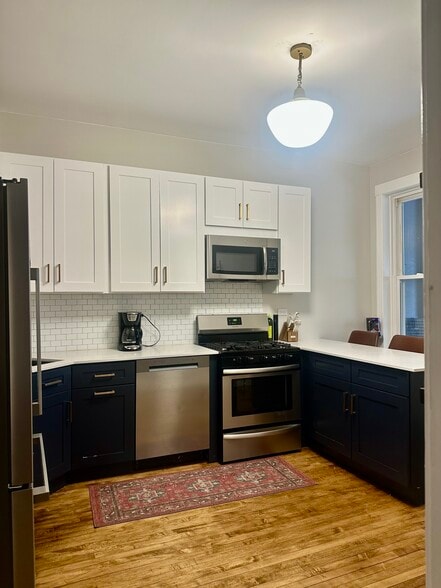 Building Photo - 3837 N Lakewood Ave