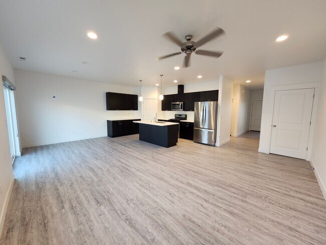 Building Photo - Spacious 3 bed/2.5 bath Townhouse - Gorgeo...
