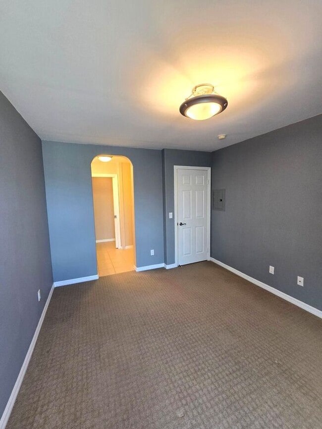 Building Photo - Sunny Top Floor 2BD/2BA Condo in Desirable...