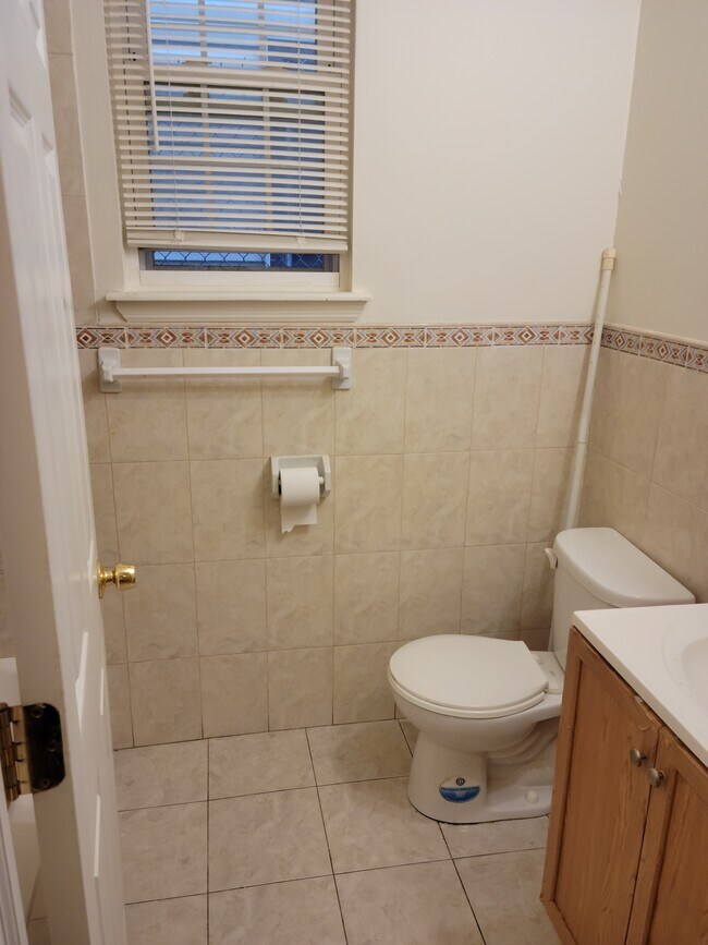 Building Photo - 102 11th Ave W