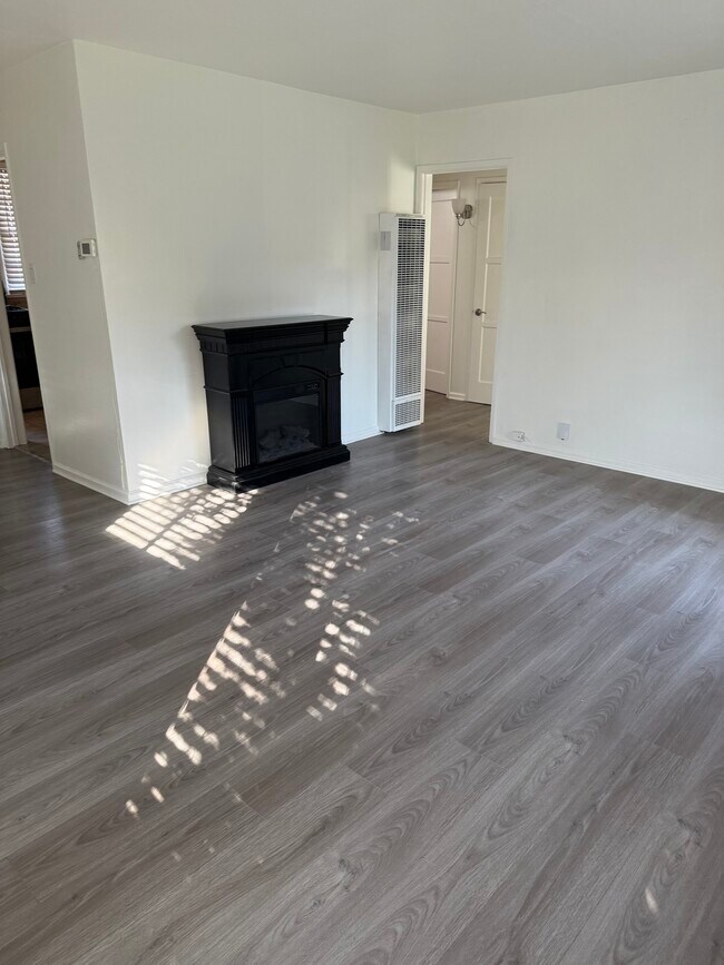 Building Photo - 607 N Rosemary Ln