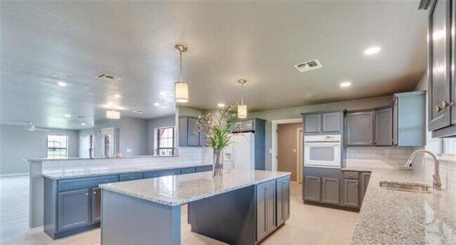 Building Photo - 640 SW Dani Ann Ln