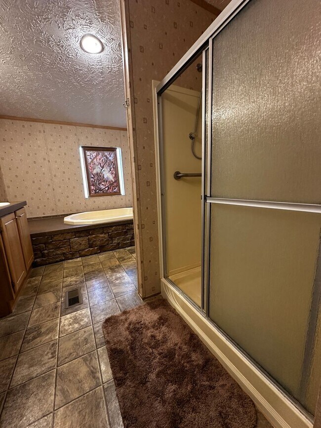 Building Photo - Spacious 4 bedroom/2 bath home for rent - ...