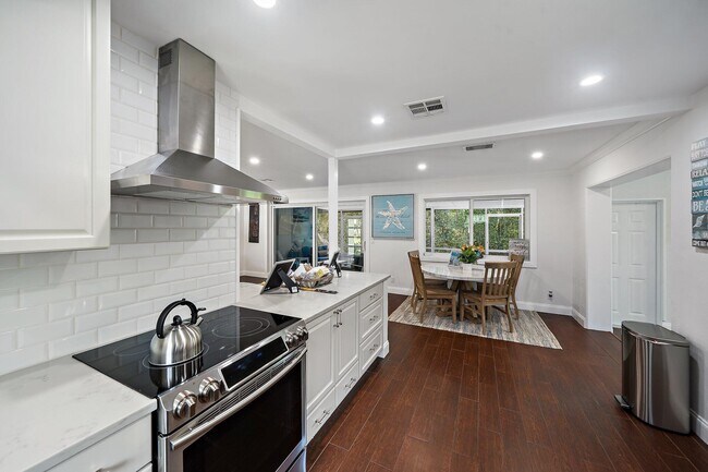Building Photo - 722 SW 25th Pl