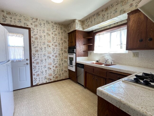 Building Photo - Centrally Located Two Bedroom Home