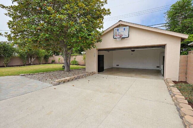 Building Photo - 12581 Foster Rd