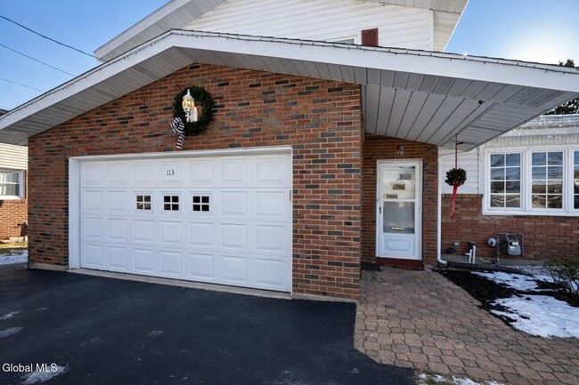 Building Photo - 113 Russell Rd