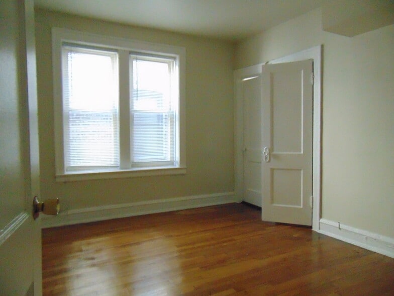 Building Photo - 2209 E 70th St