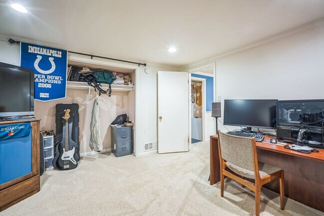 Building Photo - Charming 4 Bedroom Brick Home - Ideal Loca...