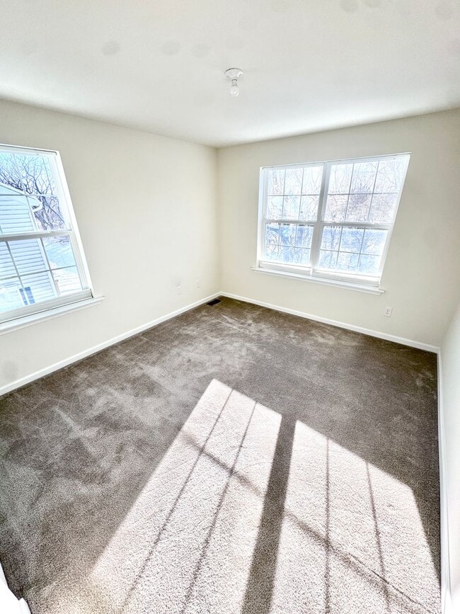 Building Photo - THREE BEDROOM TOWNHOME- PARKLAND SCHOOLS!