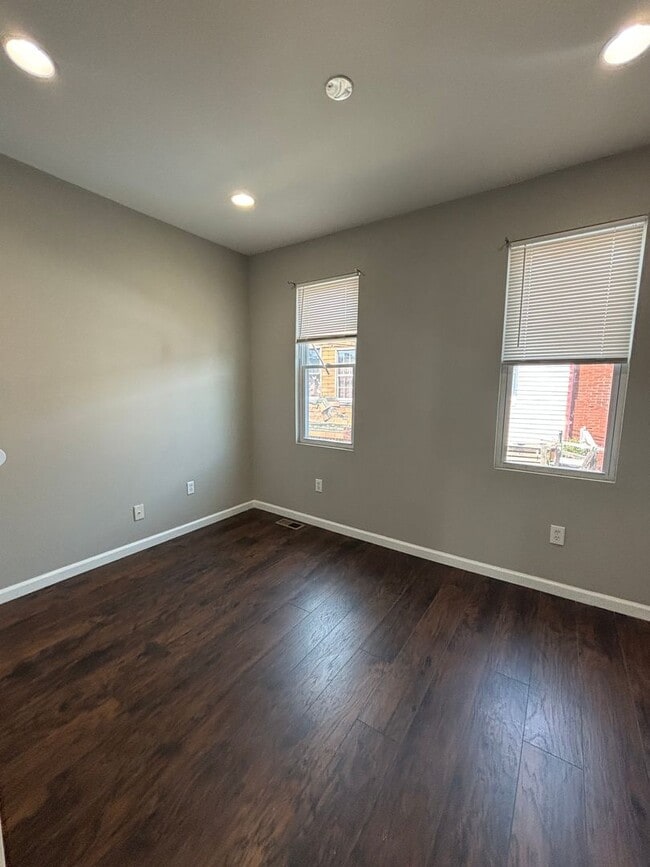 Building Photo - Beautiful 2 Bath 2 Bedroom in Port Richmon...