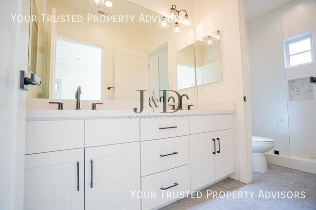 Building Photo - 1371 N Vulcan Ave