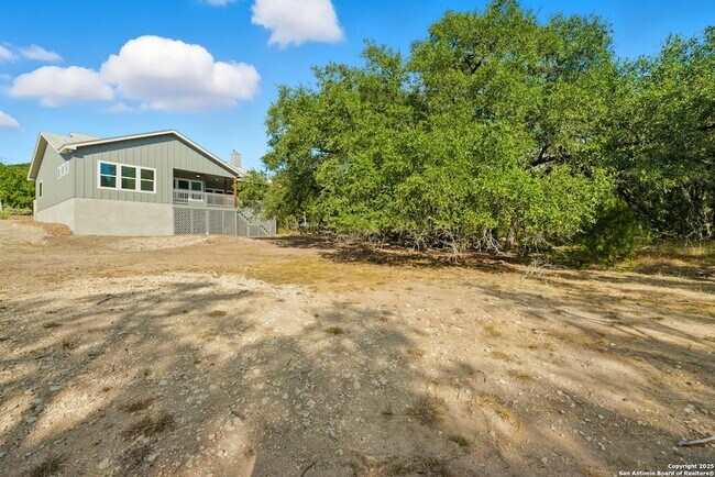 Building Photo - 207 Deer Oaks Dr