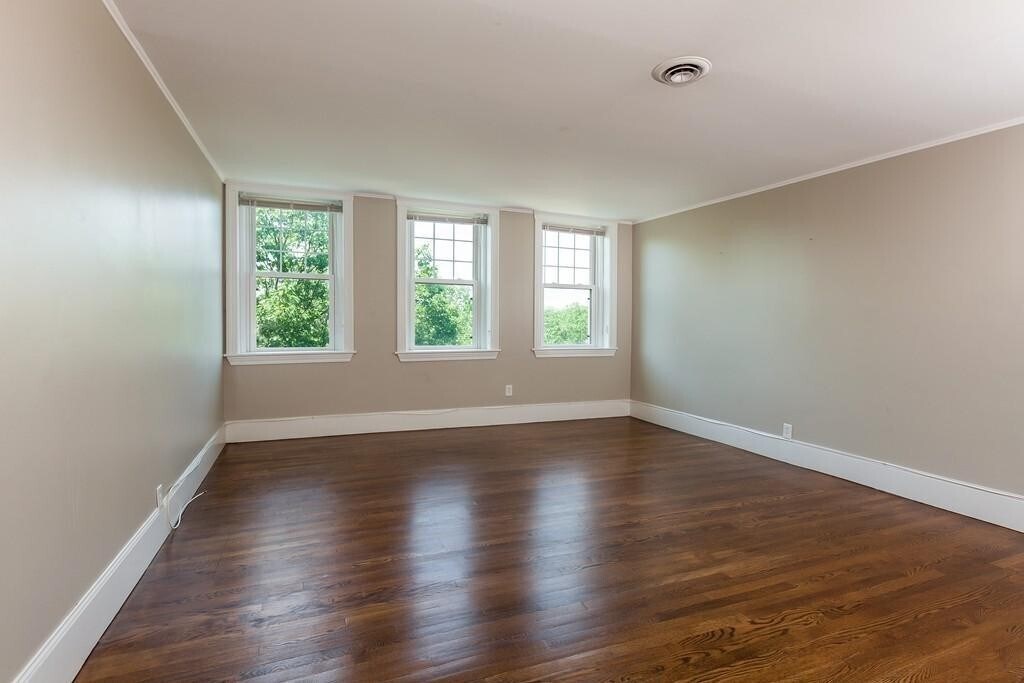 Building Photo - 384 Riverway