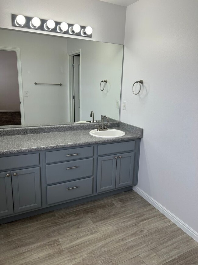 Building Photo - Impressive Remodeled 2 Bed 2 Bath Townhome