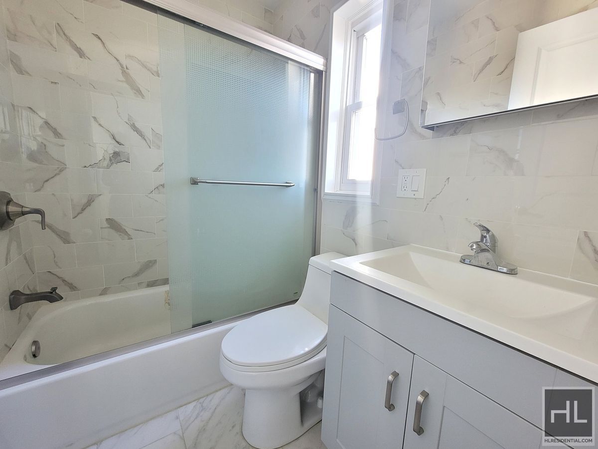 Building Photo - Tastefully Renovated 2 bedroom 1 bathroom w/ in unit laundry tucked away in bay ridge