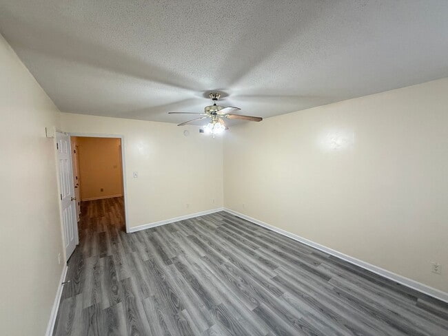 Building Photo - Two bed, 1.5 bath townhome in Graham