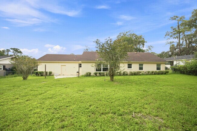 Building Photo - ???? Spacious 3-Bedroom Rental on .39 Acres in Desirable SE Ocala!