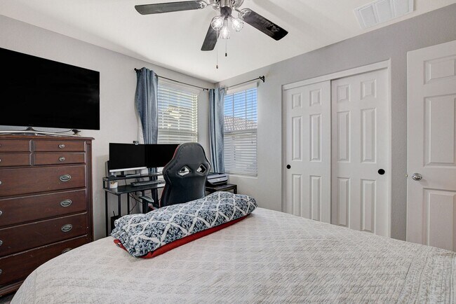 Building Photo - Stunning 3 Bed Home with Loft, Den & Upgraded Kitchen