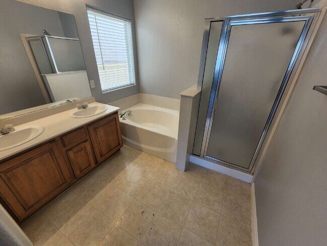 Building Photo - "Charming 3-Bed Oasis with 2 Full Baths in North Las Vegas – 1305 Sq Ft of Comfort!"