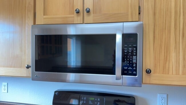 Building Photo - Sunny 3 Bedroom, 2 full bath w/Solar and B...
