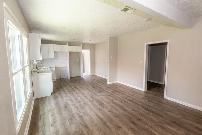 Building Photo - 200 W James Ave