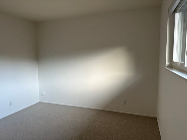 Building Photo - EPIC REA: 2 BR/1 BA Townhome w/ 1 Parking in Great Corte Madera