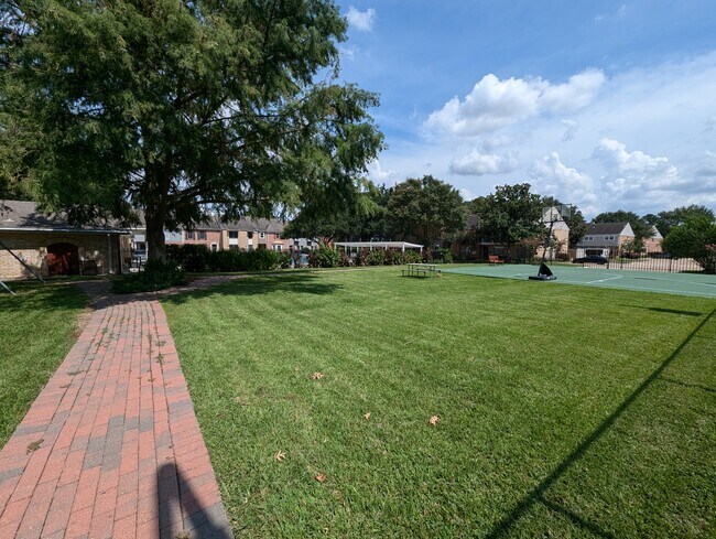 Common Area/Basketball Court - 1687 W Sam Houston Pky S