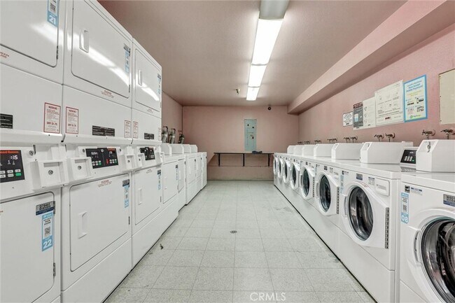 Building Photo - 450 E 4th St