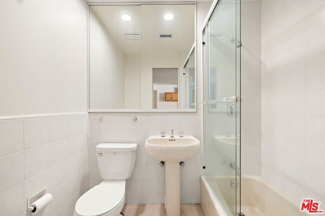 Building Photo - 590 N Tigertail Rd