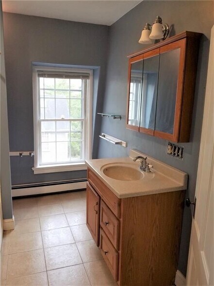 Building Photo - 8 Cady St