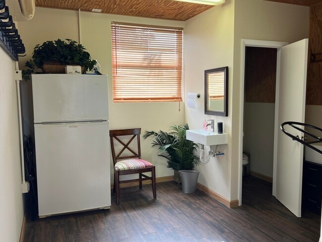 Building Photo - 6600 Duckweed Rd