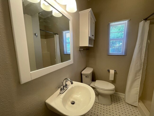 Building Photo - South Highland Newley Remodeled Gem! Won’t...