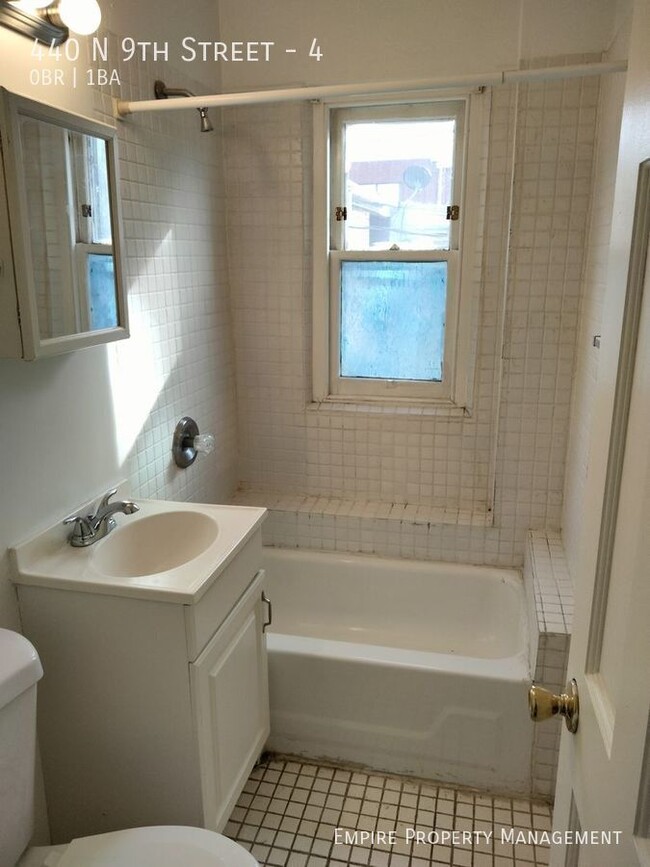 Building Photo - 2nd Floor: Studio / 1 Bathroom Apartment i...