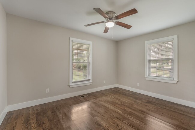 Building Photo - Charlotte Park/Nations bungalow home for r...